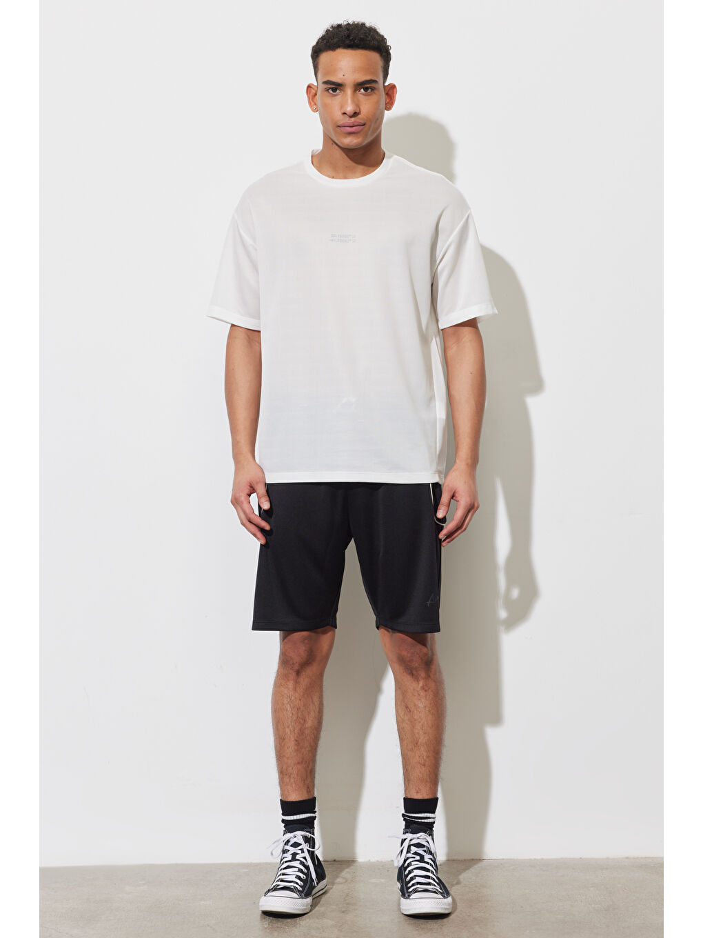 Erkek Beyaz Loose Fit Bisiklet Yaka Kısa Kollu Tişört