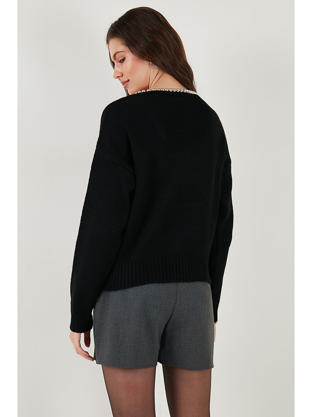 Siyah Premium Boncuk ve Fiyonk Detaylı Regular Fit V Yaka Triko Hırka 680HI00180-6