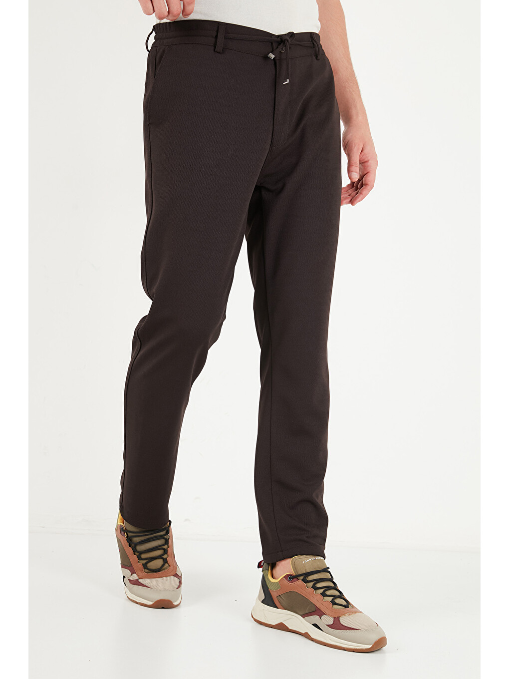 Kahverengi Regular Fit Düz Paça Bağlamalı Pantolon 6843700-3