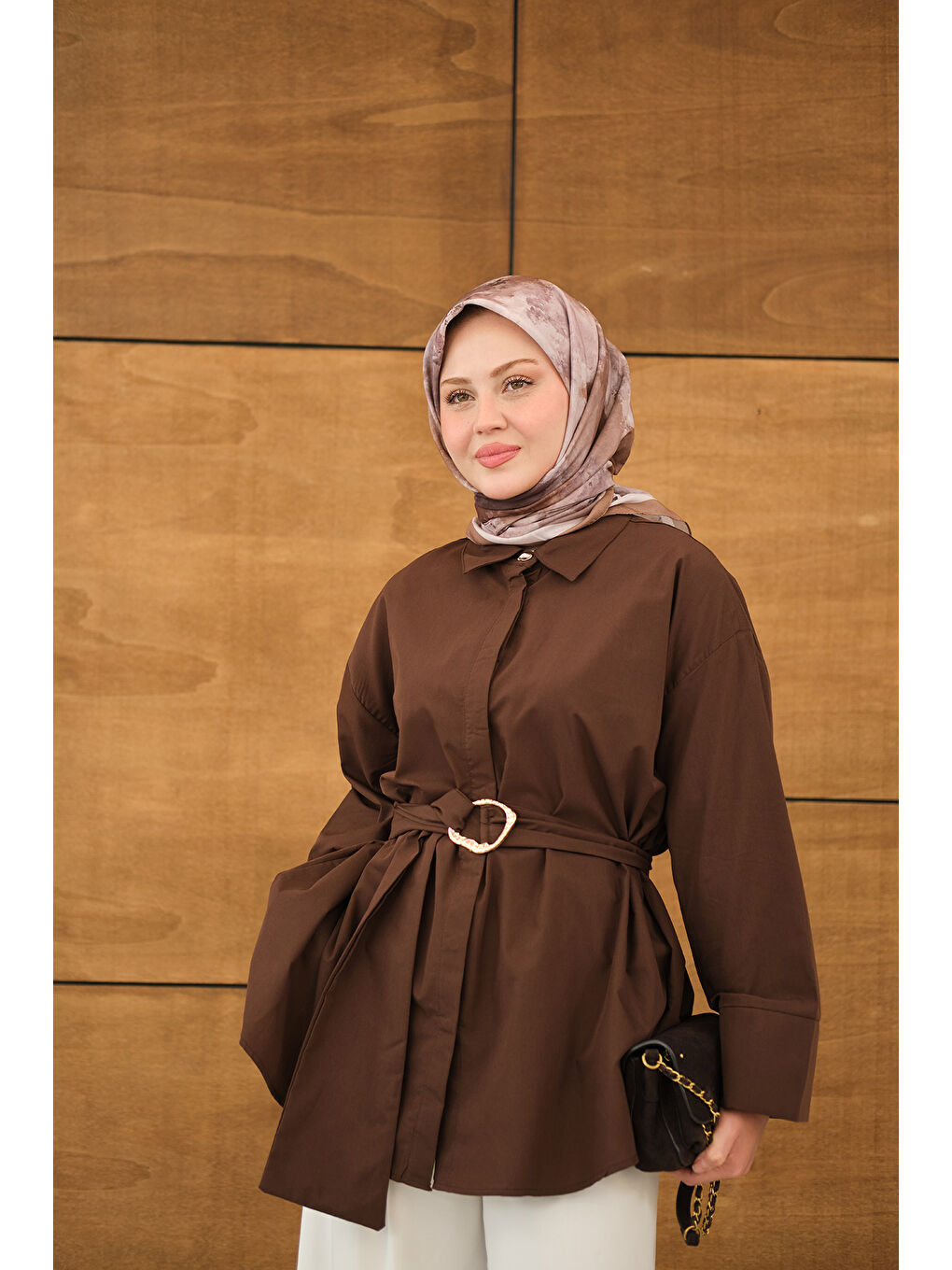 Kadın Toka Detaylı Uzun Kuşaklı Gömlek Kahverengi-4