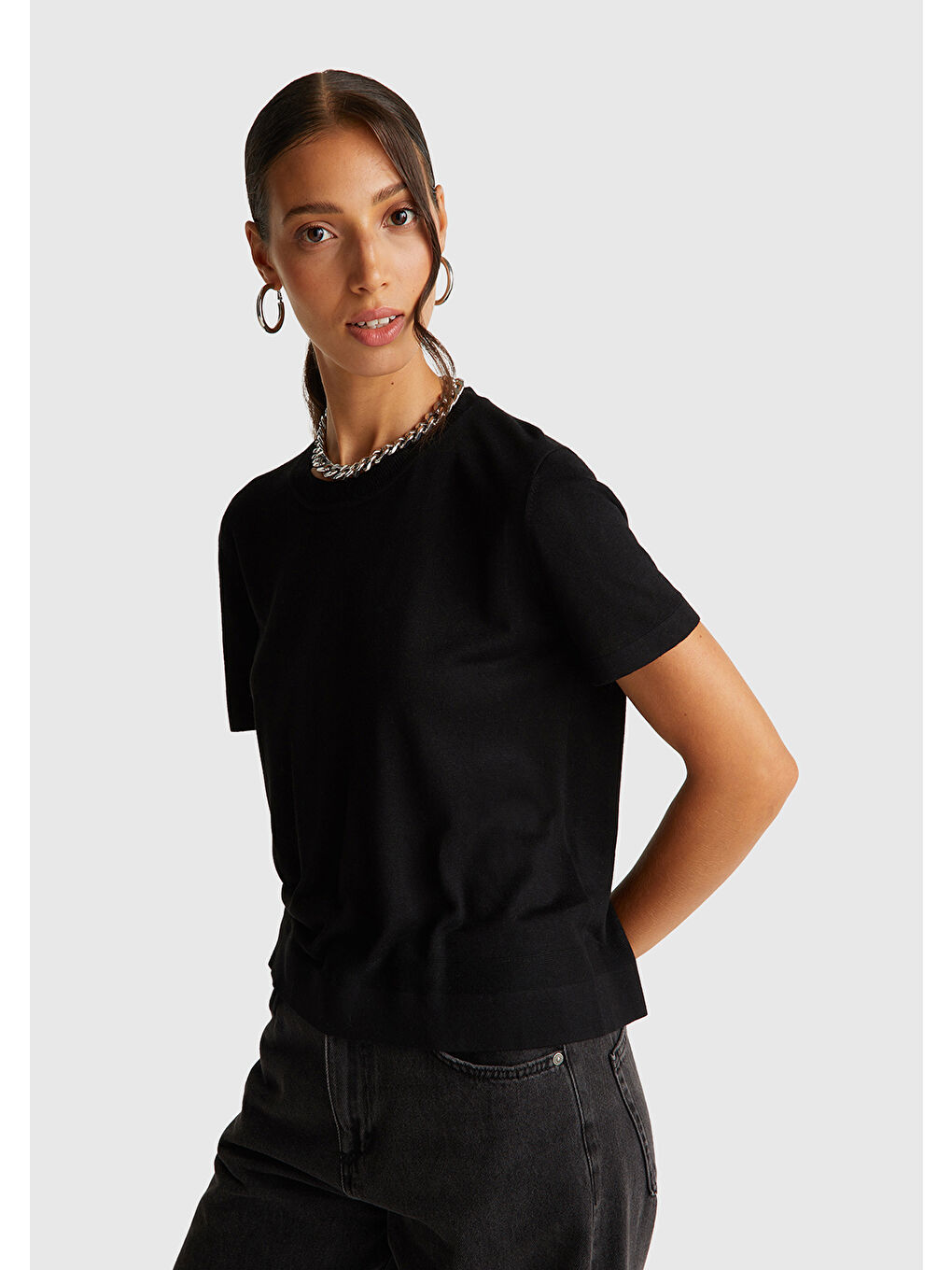 Kadın Siyah İpek Karışımlı Yuvarlak Yaka Önü Detaylı Kısa Kollu Kazak