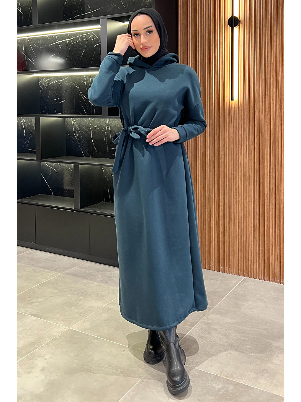 Yeşil Kapüşonlu Üç İplik Şardonlu Kuşaklı Tesettür Elbise-1