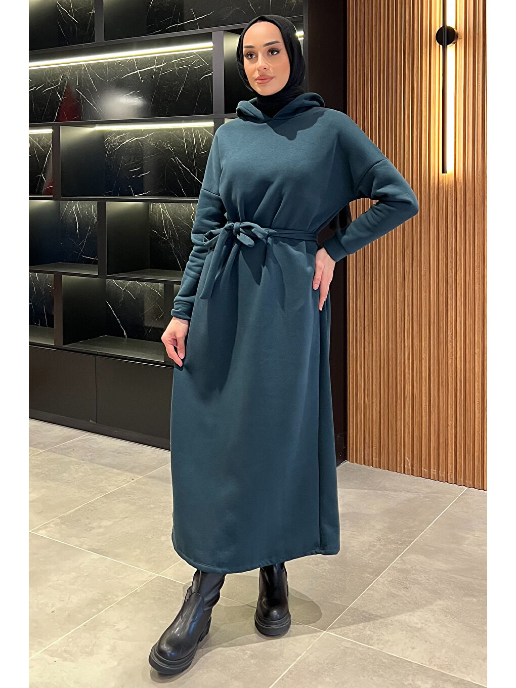 Yeşil Kapüşonlu Üç İplik Şardonlu Kuşaklı Tesettür Elbise-3