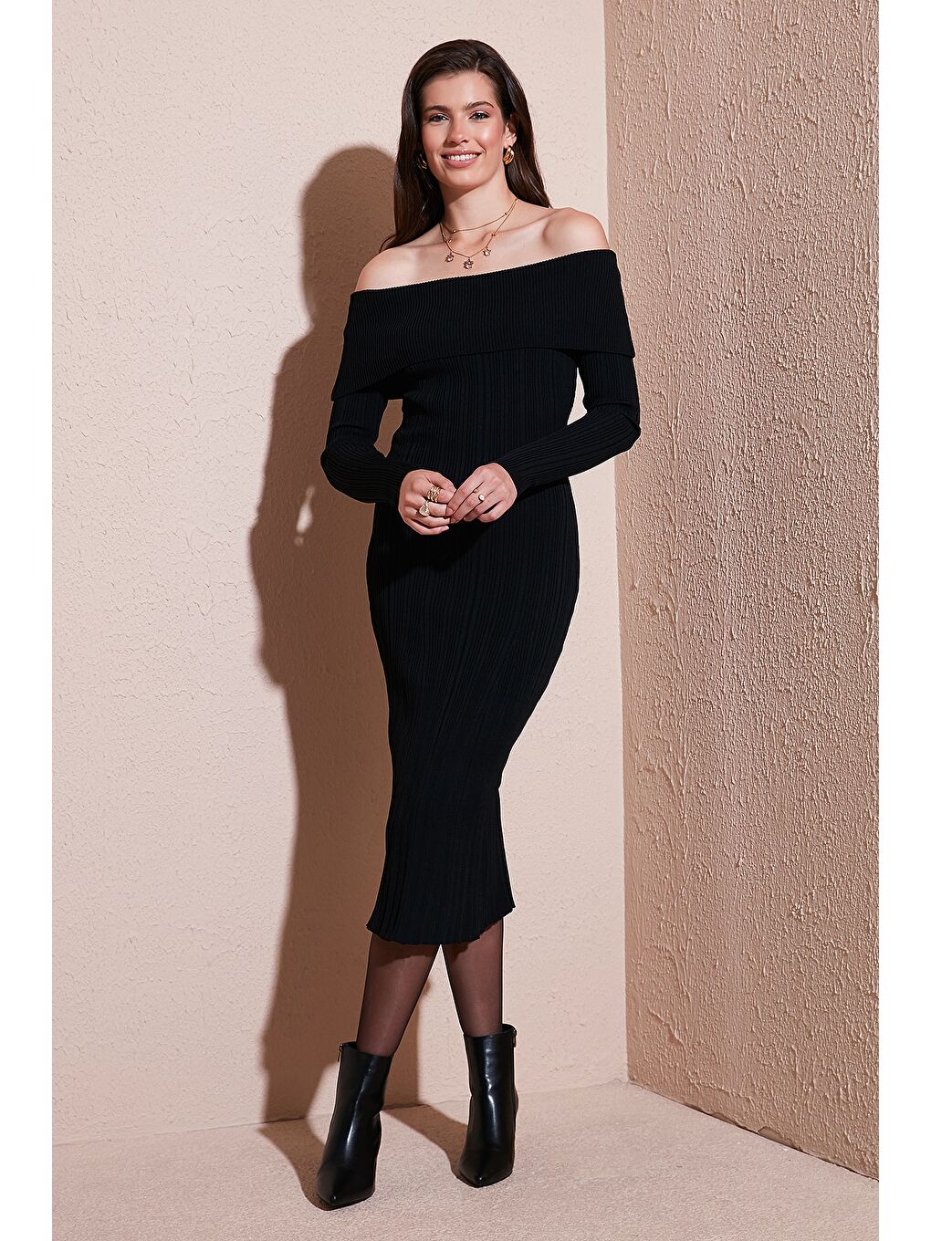 Siyah Premium Fitilli Carmen Yaka Slim Fit Midi Boy Triko Elbise 680EL00033