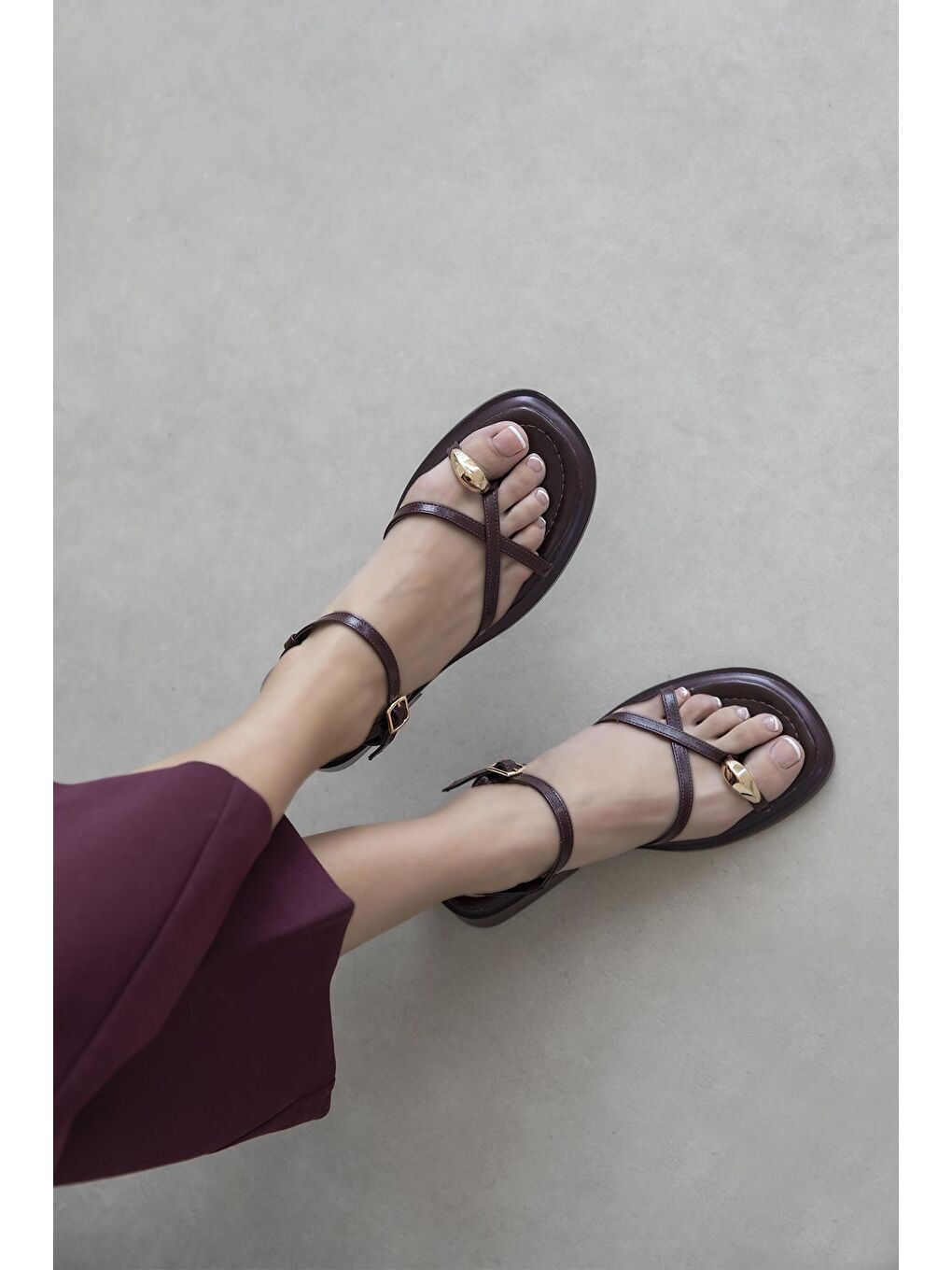 Vichenza Kadın Parmak Arası Kırışık Deri Sandalet Bordo-1