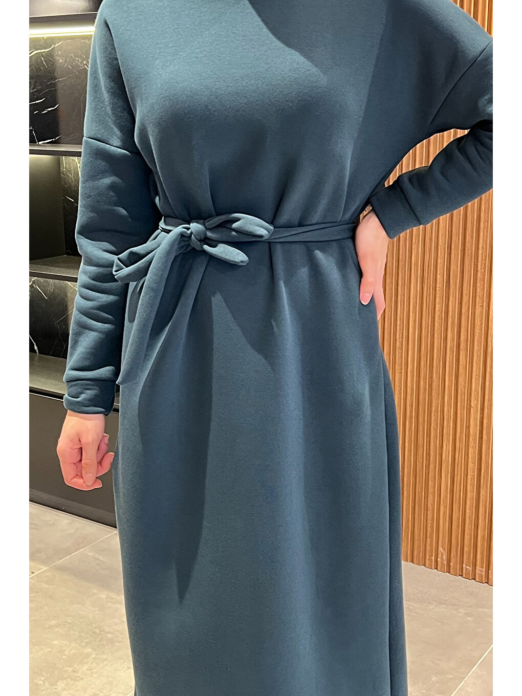 Yeşil Kapüşonlu Üç İplik Şardonlu Kuşaklı Tesettür Elbise-5