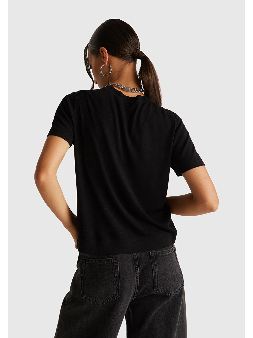 Kadın Siyah İpek Karışımlı Yuvarlak Yaka Önü Detaylı Kısa Kollu Kazak-1