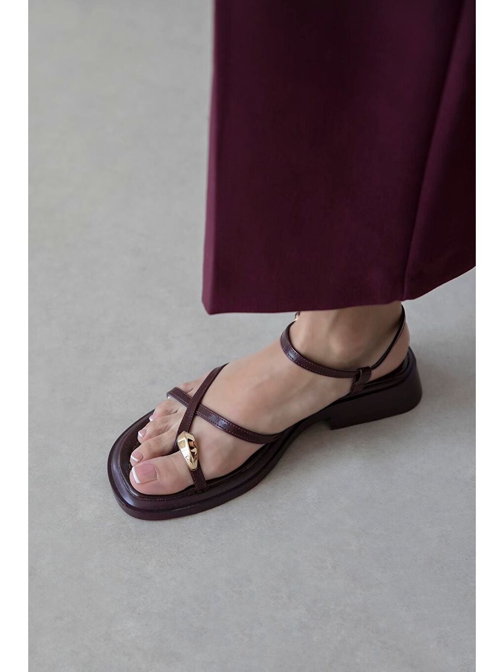 Vichenza Kadın Parmak Arası Kırışık Deri Sandalet Bordo-2