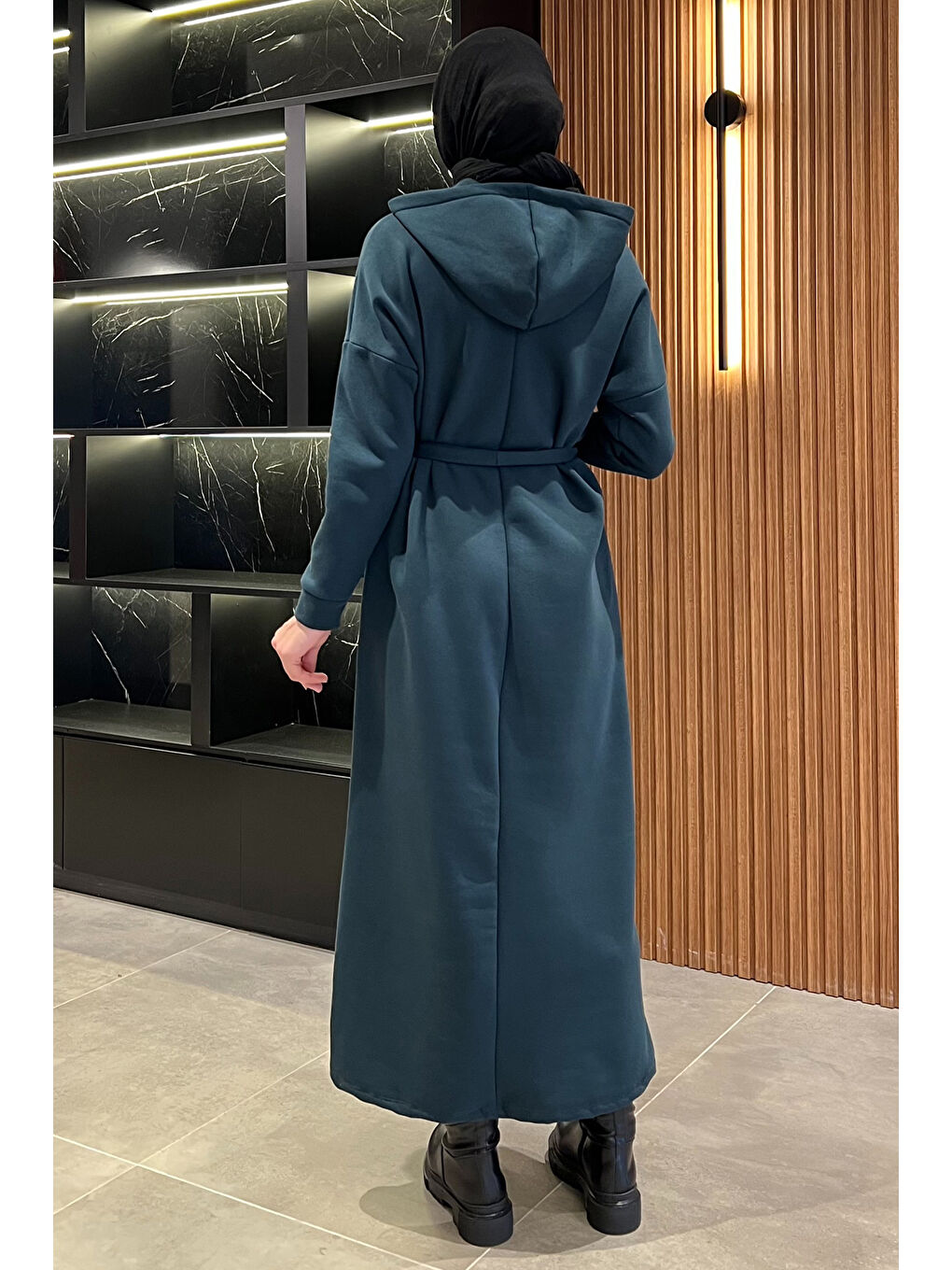 Yeşil Kapüşonlu Üç İplik Şardonlu Kuşaklı Tesettür Elbise-7