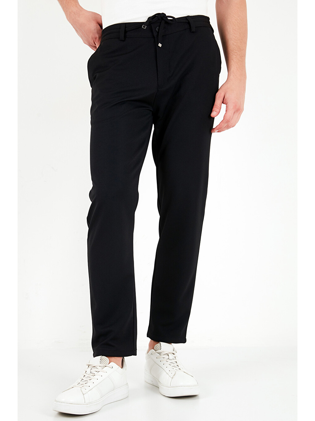 Siyah Regular Fit Düz Paça Bağlamalı Pantolon 6843700-2