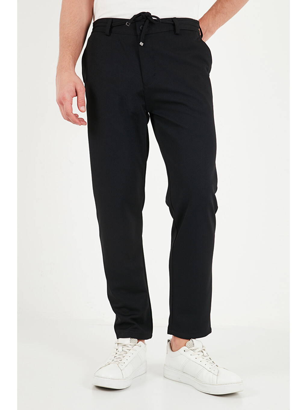 Siyah Regular Fit Düz Paça Bağlamalı Pantolon 6843700-3