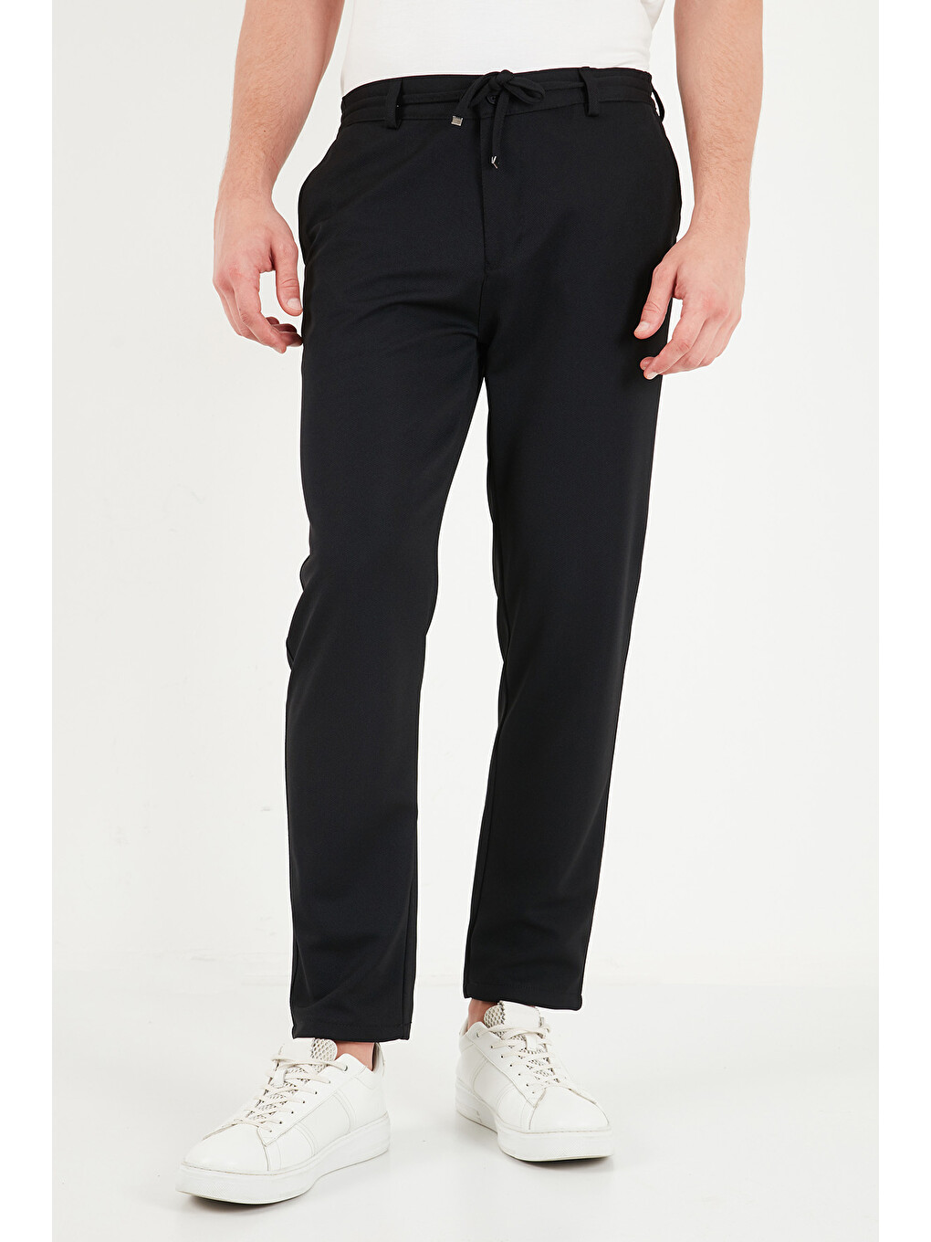 Siyah Regular Fit Düz Paça Bağlamalı Pantolon 6843700-4
