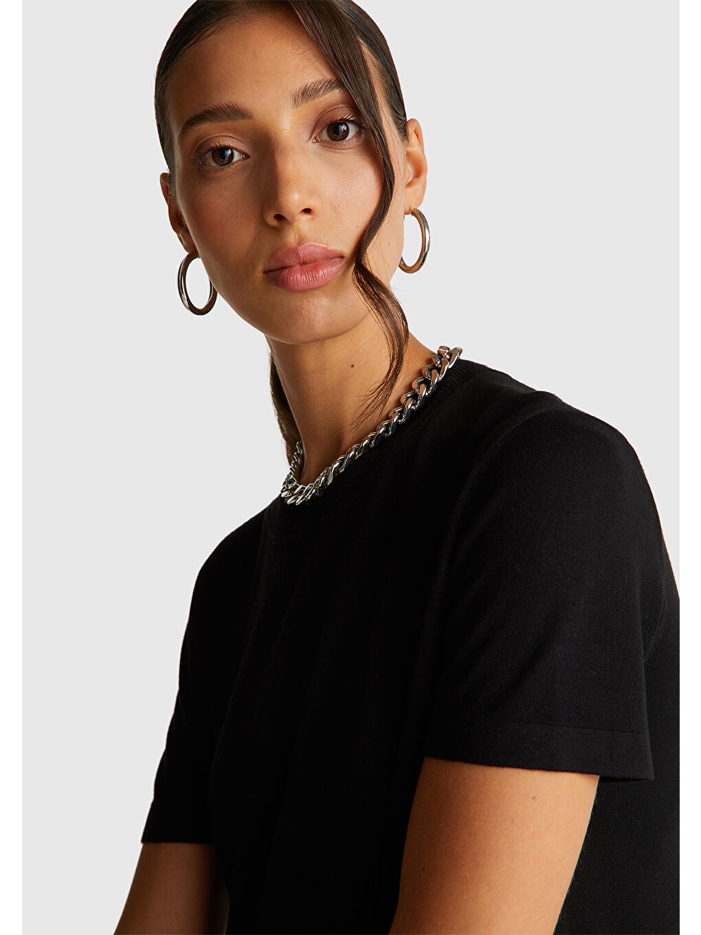 Kadın Siyah İpek Karışımlı Yuvarlak Yaka Önü Detaylı Kısa Kollu Kazak-3