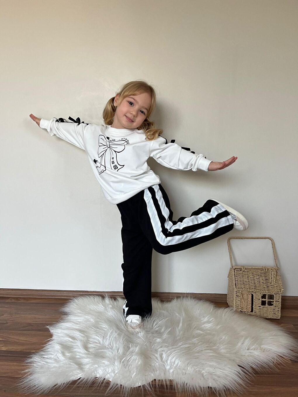 Beyaz Kız Çocuk Şerit Detaylı Kurdela Baskı Eşofman Takım-1