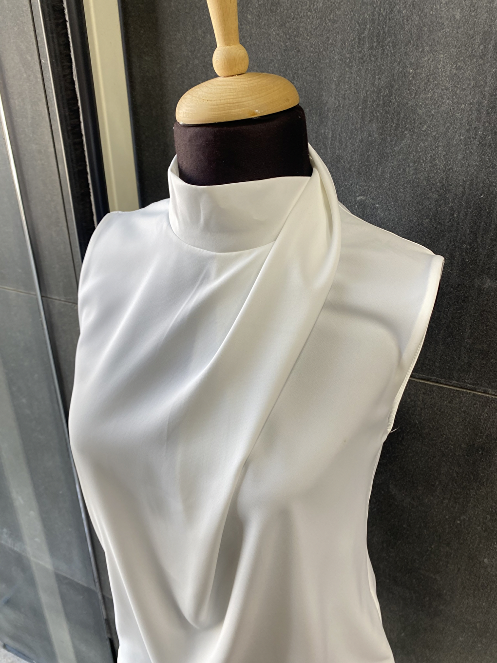 Bej Boğazlı İç Göstermeyen Sıfır Kol Kadın Gömleği-2