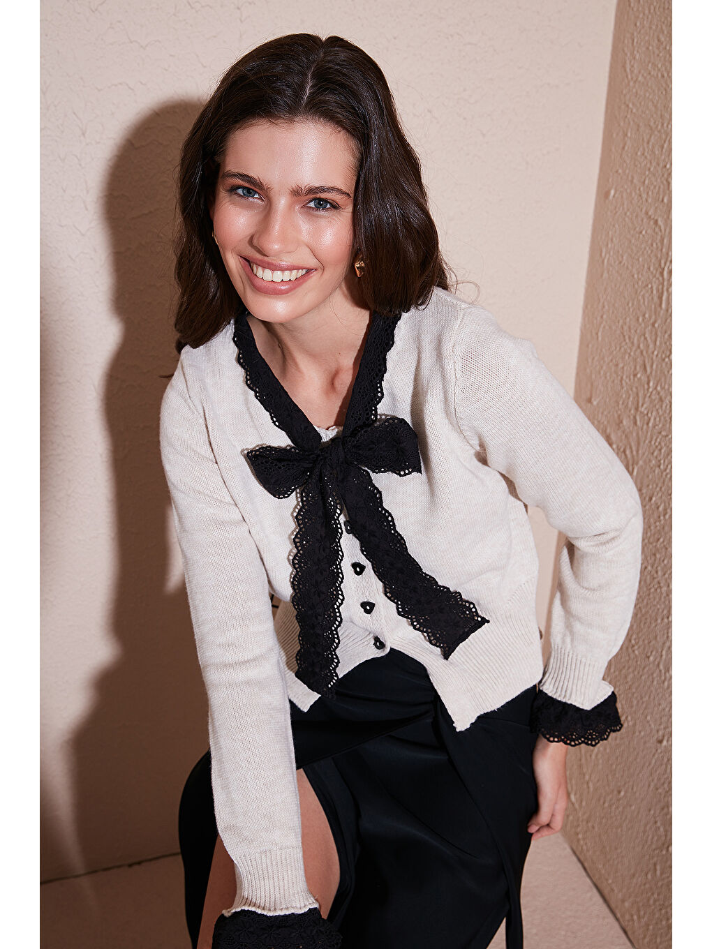 Bej Premium Dantelli Bağlamalı Yaka Regular Fit Düğmeli Kadın Triko Hırka 680HI00251-2