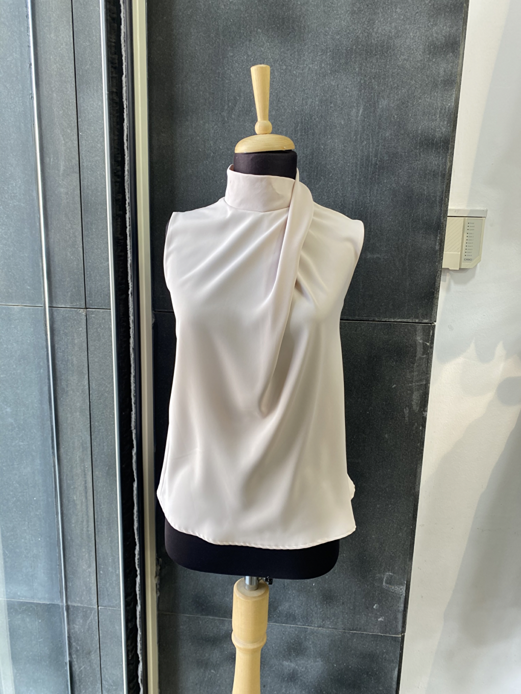 Bej Boğazlı İç Göstermeyen Sıfır Kol Kadın Gömleği-3