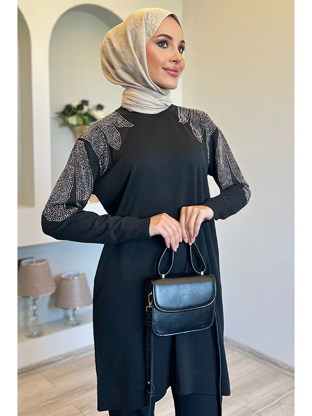 Siyah Omuz Taşlı Tesettür Triko Tunik-4