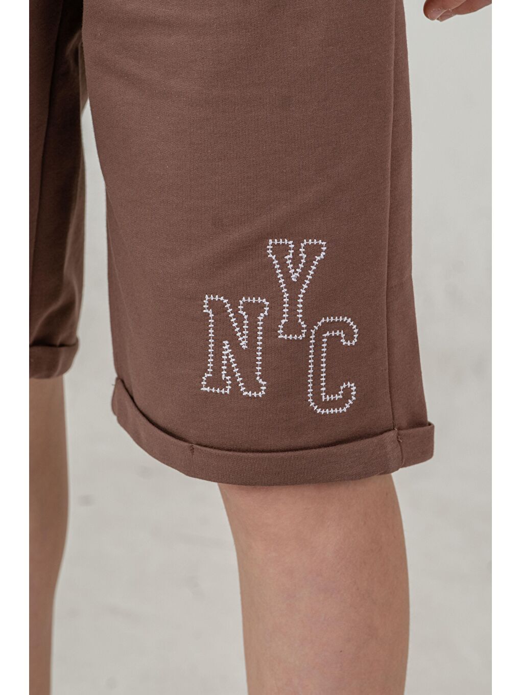 Kahverengi Duble Paçalı Nyc Nakışlı Erkek Çocuk Şort-4