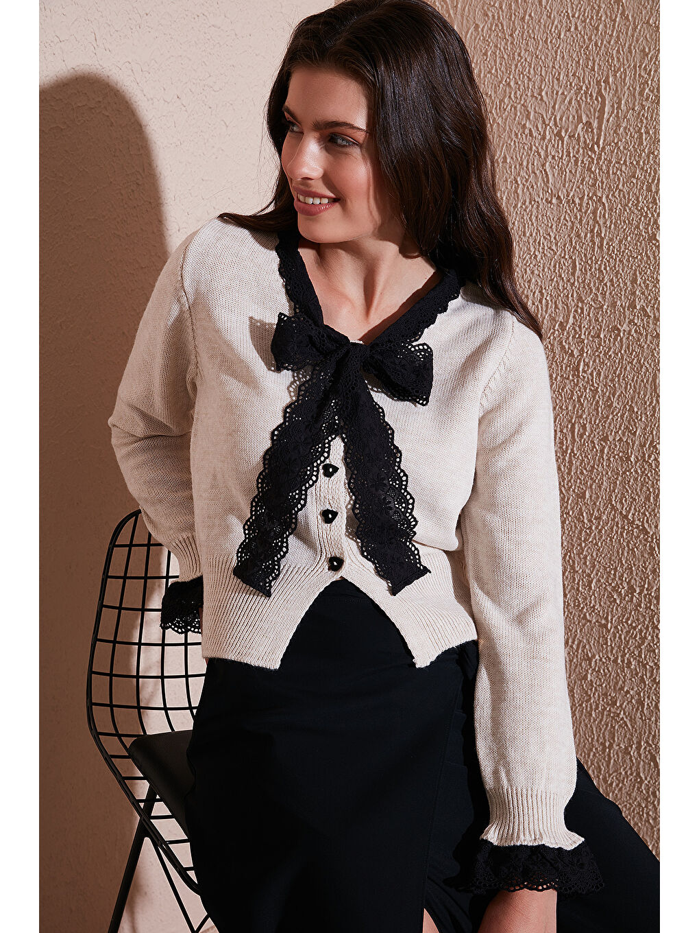 Bej Premium Dantelli Bağlamalı Yaka Regular Fit Düğmeli Kadın Triko Hırka 680HI00251-3