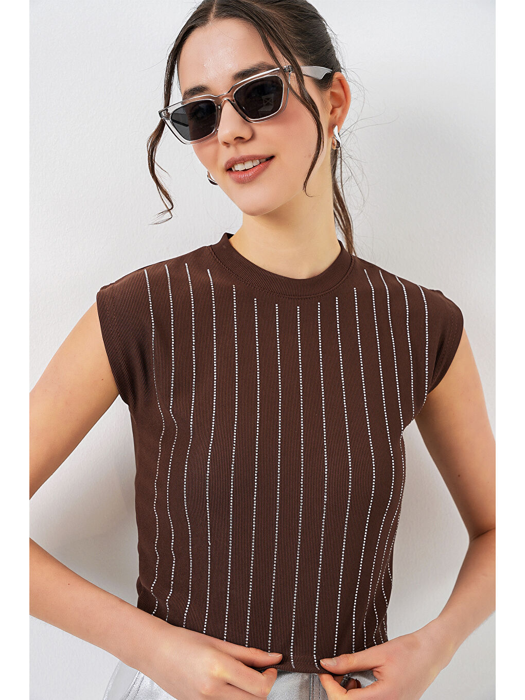 Kadın Sıfır Kol Taşlı Bluz 931 - Kahverengi