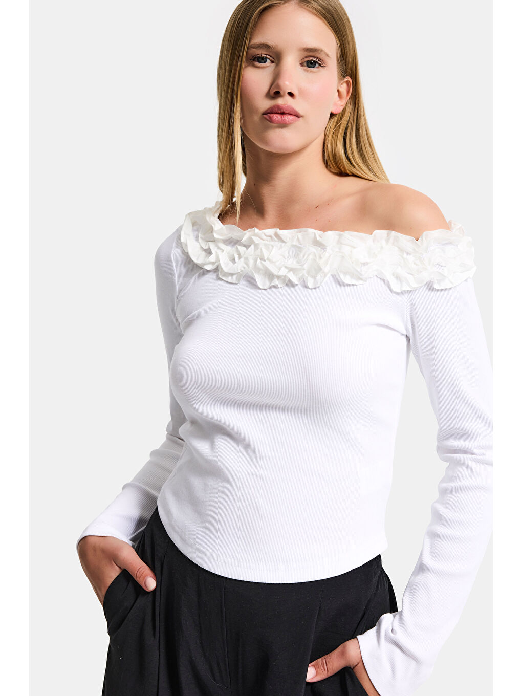 Kadın Beyaz w5 Organik Pamuk Kumaş Tek Kol ve Gül Detaylı Tasarım Bluz