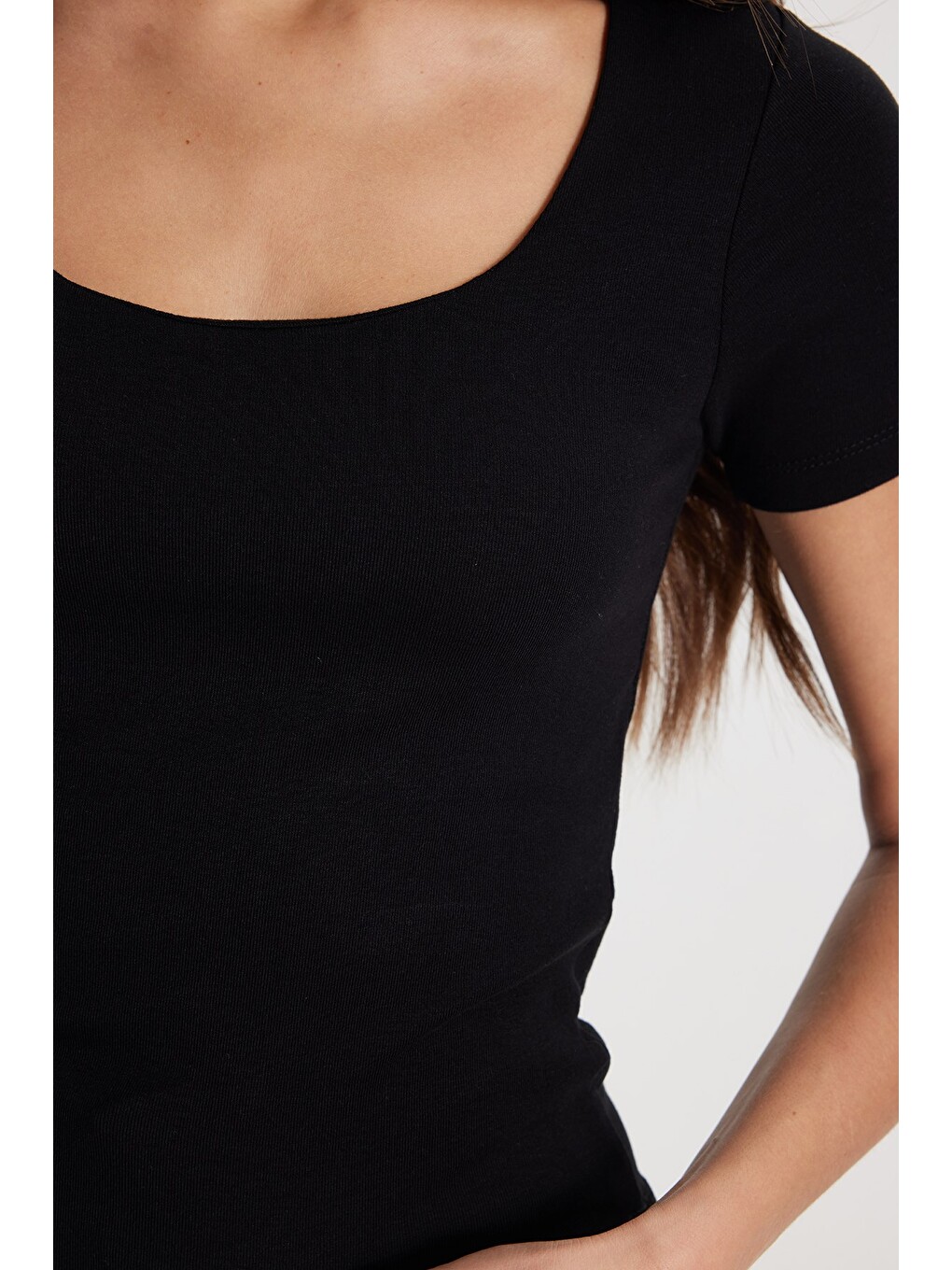 Kadın Slim Fit Dar Kesim Pamuklu Kare Yaka Kısa Kollu Siyah Tişört-4