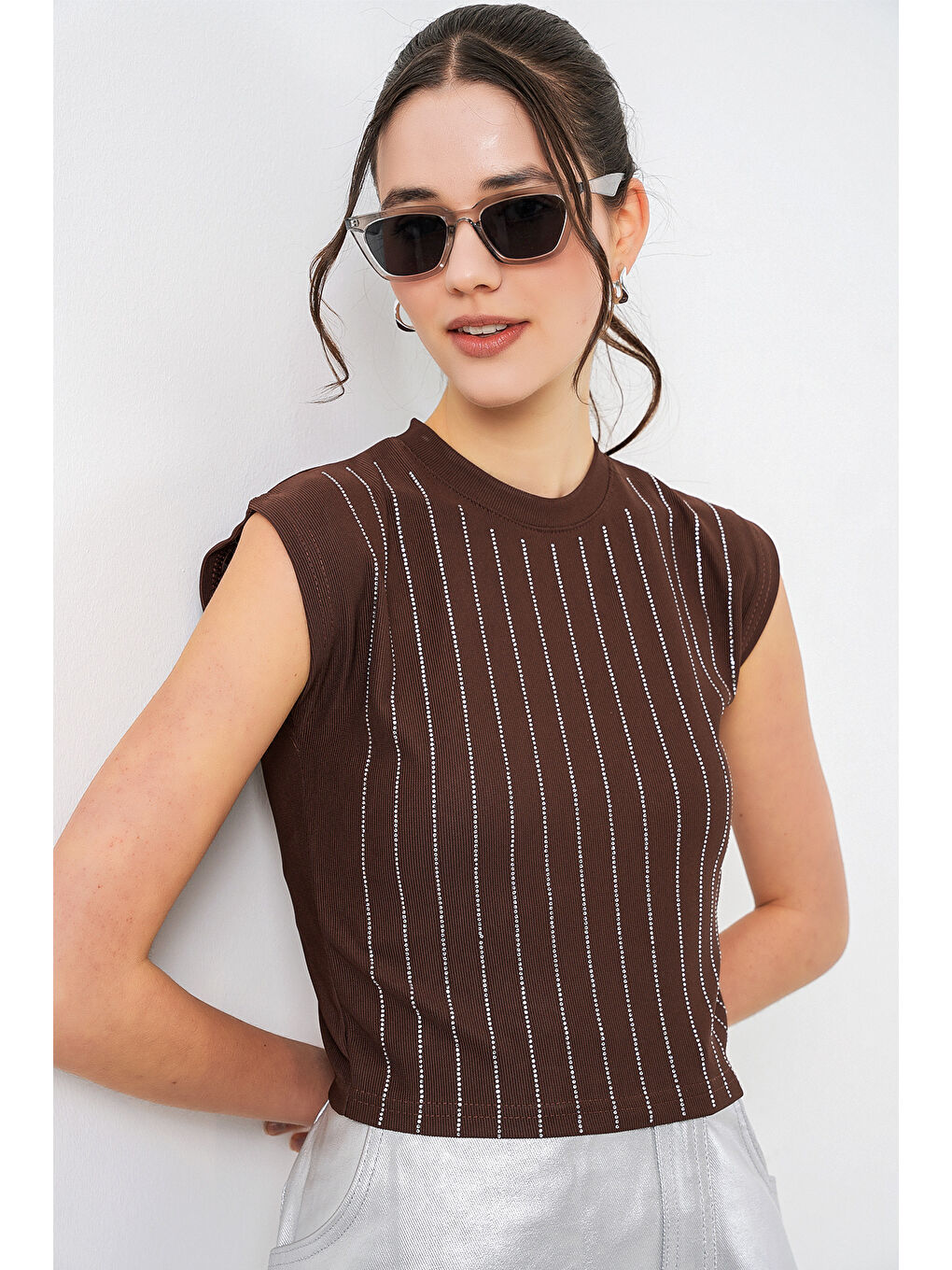 Kadın Sıfır Kol Taşlı Bluz 931 - Kahverengi-2