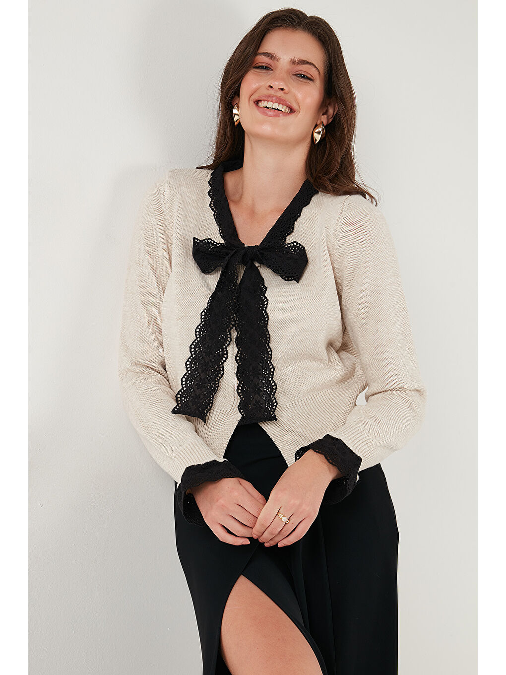 Bej Premium Dantelli Bağlamalı Yaka Regular Fit Düğmeli Kadın Triko Hırka 680HI00251-4