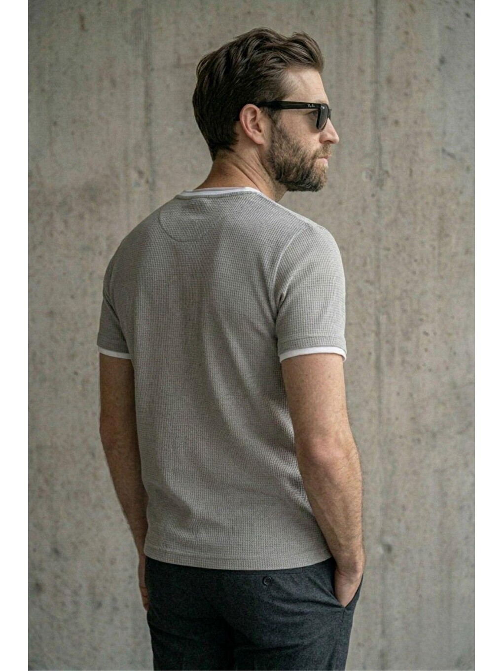 Gri Prey Vaffle Dokulu Çift Yaka Görünümlü Slim Fit Erkek Tişört-1