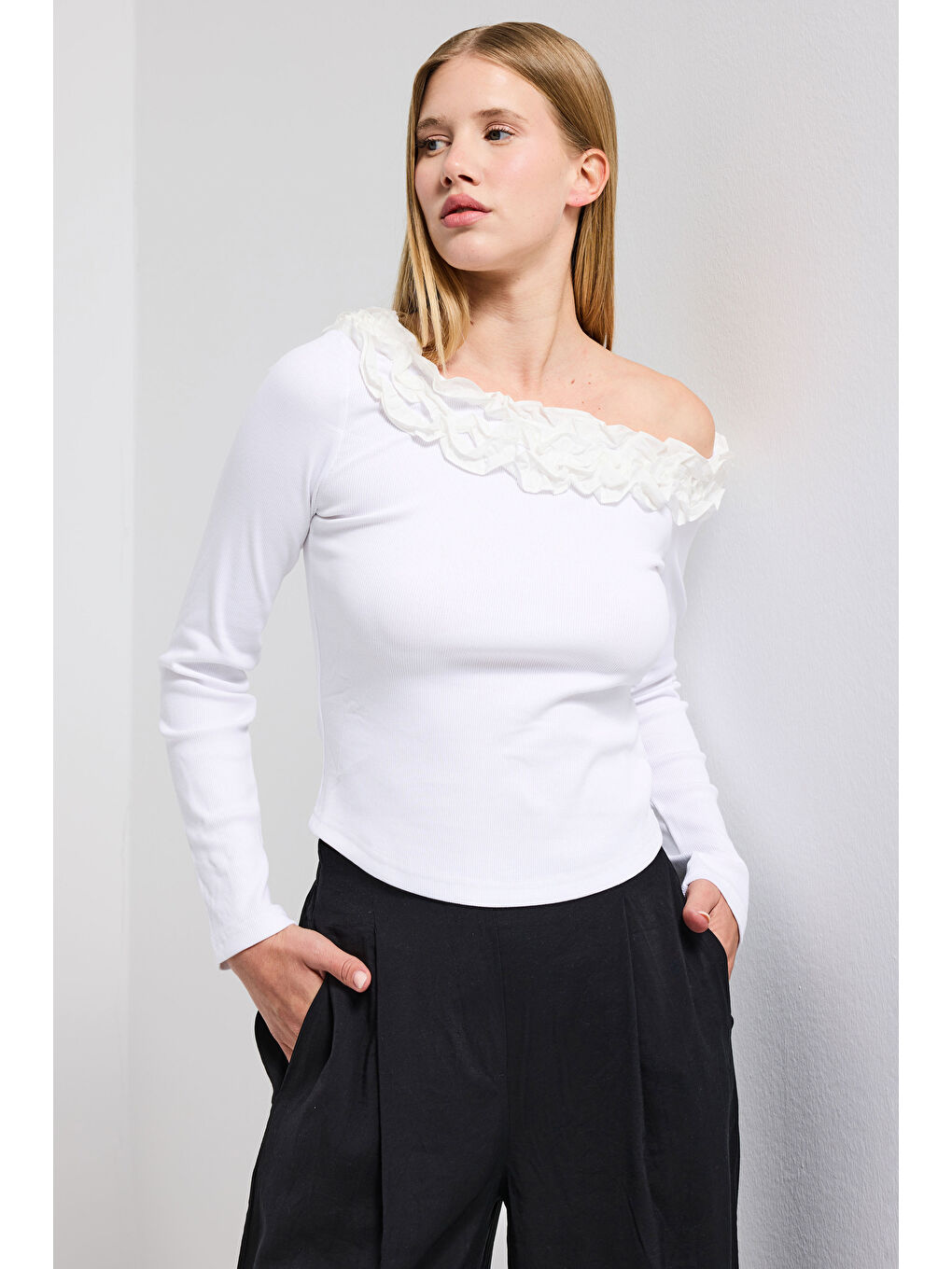 Kadın Beyaz w5 Organik Pamuk Kumaş Tek Kol ve Gül Detaylı Tasarım Bluz-3