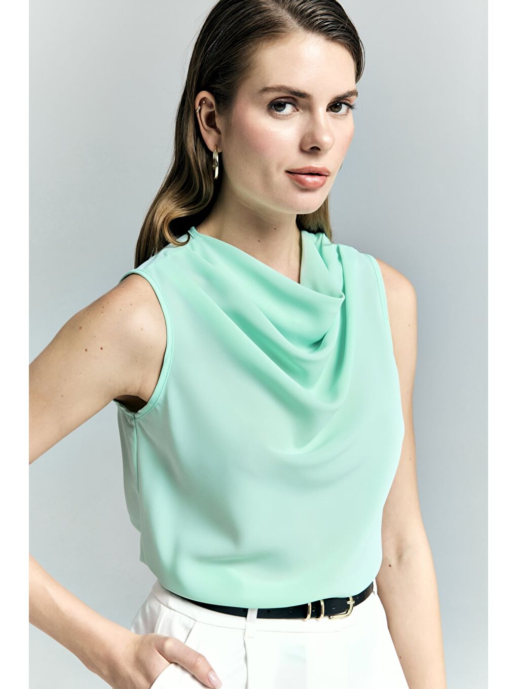 Yeşil Degaje Yaka Kolsuz Bluz - Mint-2