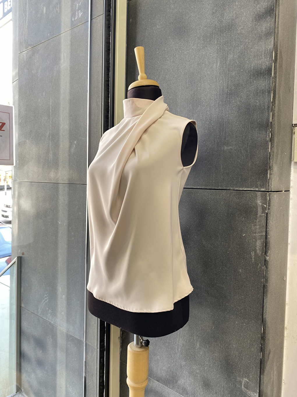 Bej Boğazlı İç Göstermeyen Sıfır Kol Kadın Gömleği-4