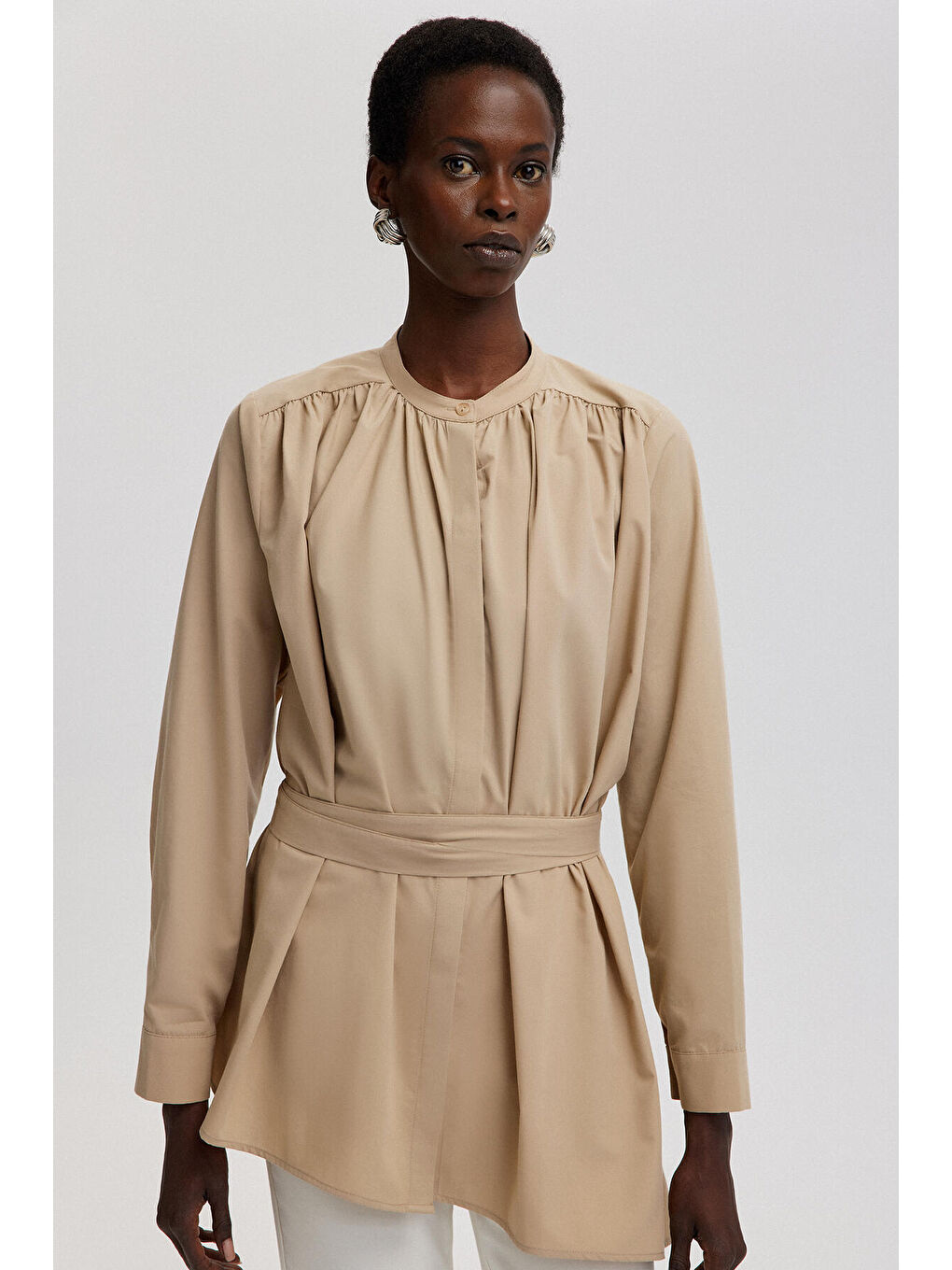 Bej Belden Bağlamalı Gömlek