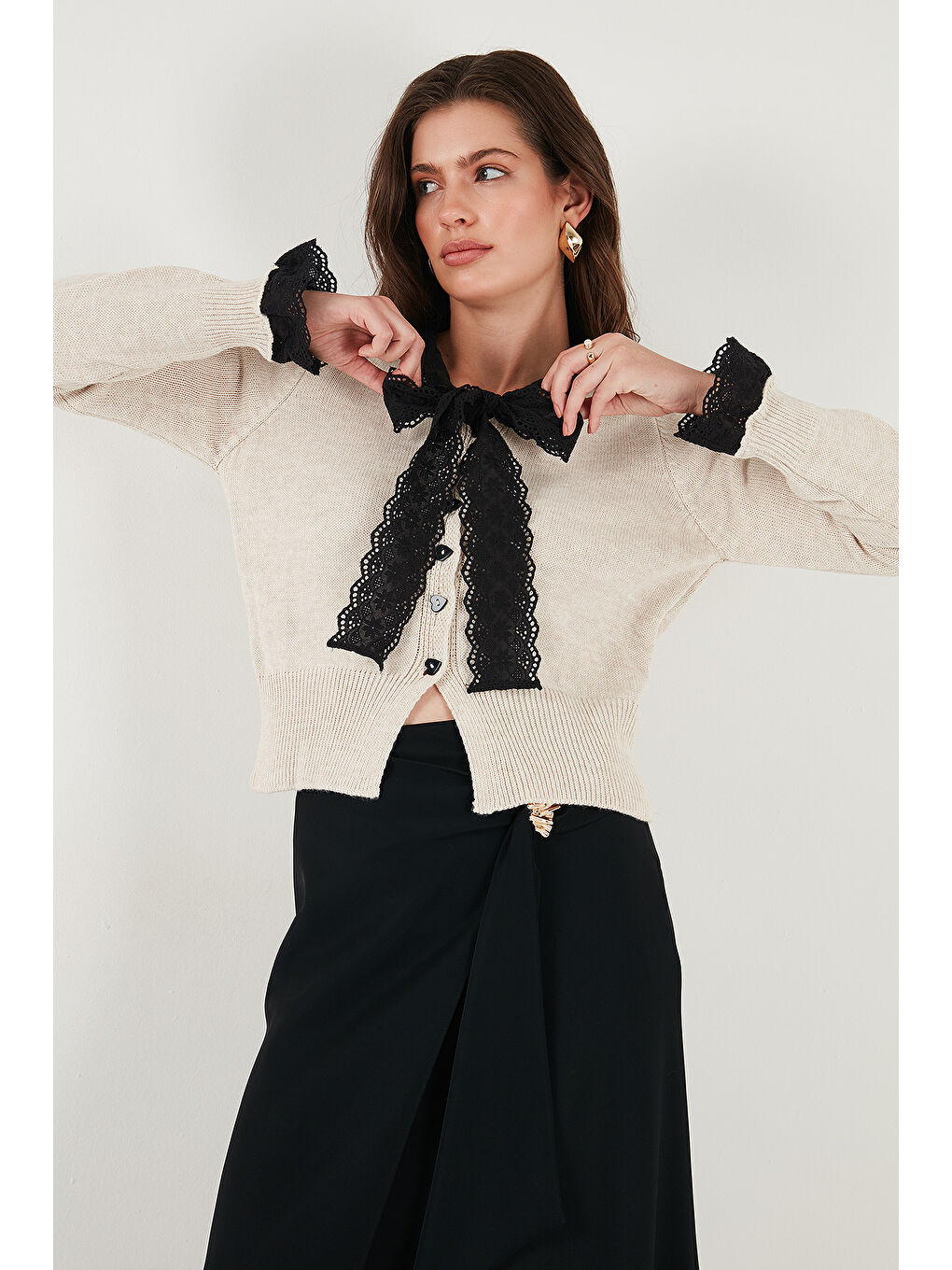 Bej Premium Dantelli Bağlamalı Yaka Regular Fit Düğmeli Kadın Triko Hırka 680HI00251-5