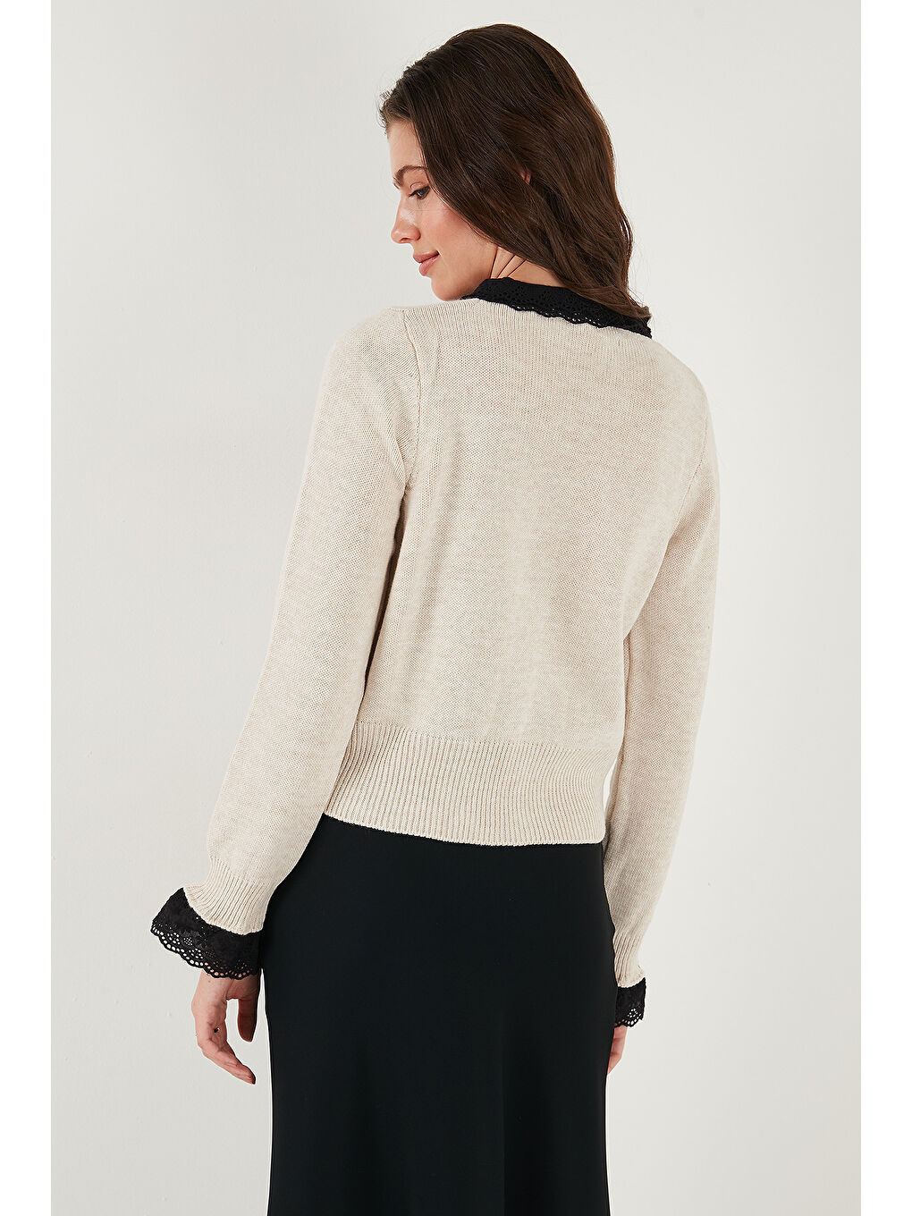 Bej Premium Dantelli Bağlamalı Yaka Regular Fit Düğmeli Kadın Triko Hırka 680HI00251-6