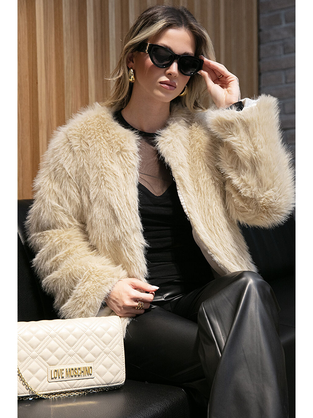 Ekru Oversize Fit Yuvarlak Yaka Astarlı Kısa Kürk 6810266