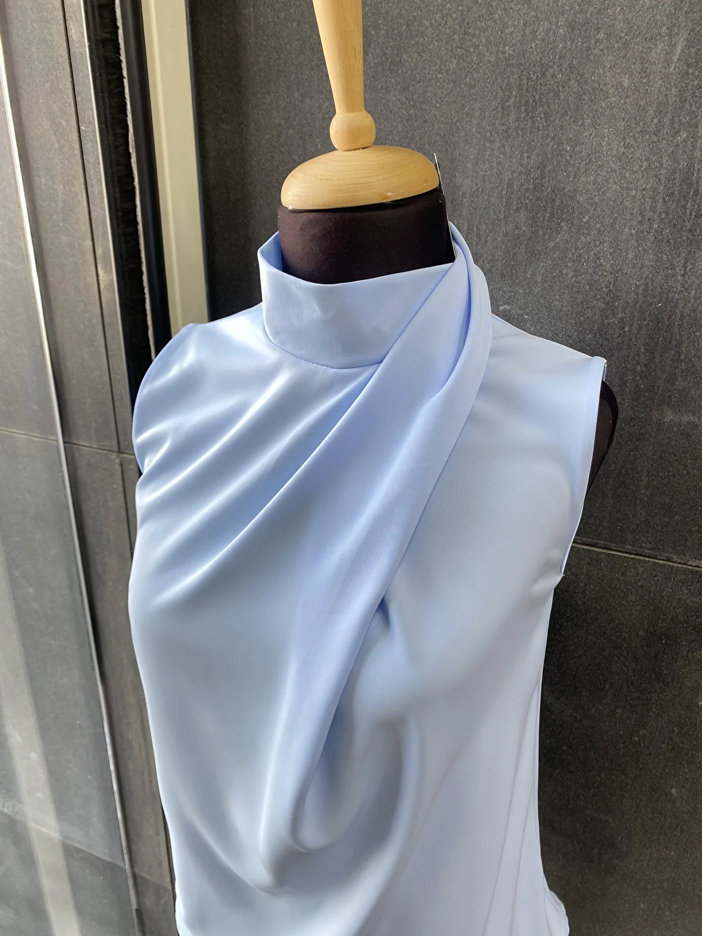 Mavi Boğazlı İç Göstermeyen Sıfır Kol Kadın Gömleği-1