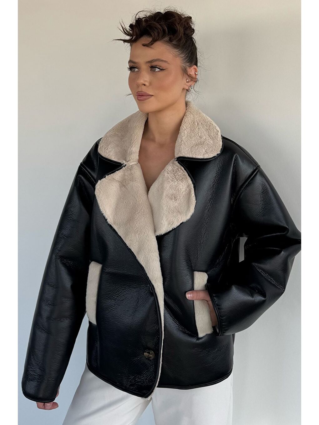 Siyah Kadın Kruvaze Yaka İçi Pelüşlü Mont