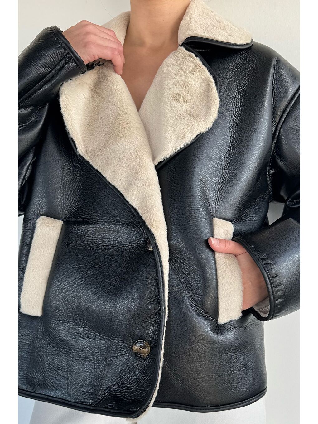 Siyah Kadın Kruvaze Yaka İçi Pelüşlü Mont-1