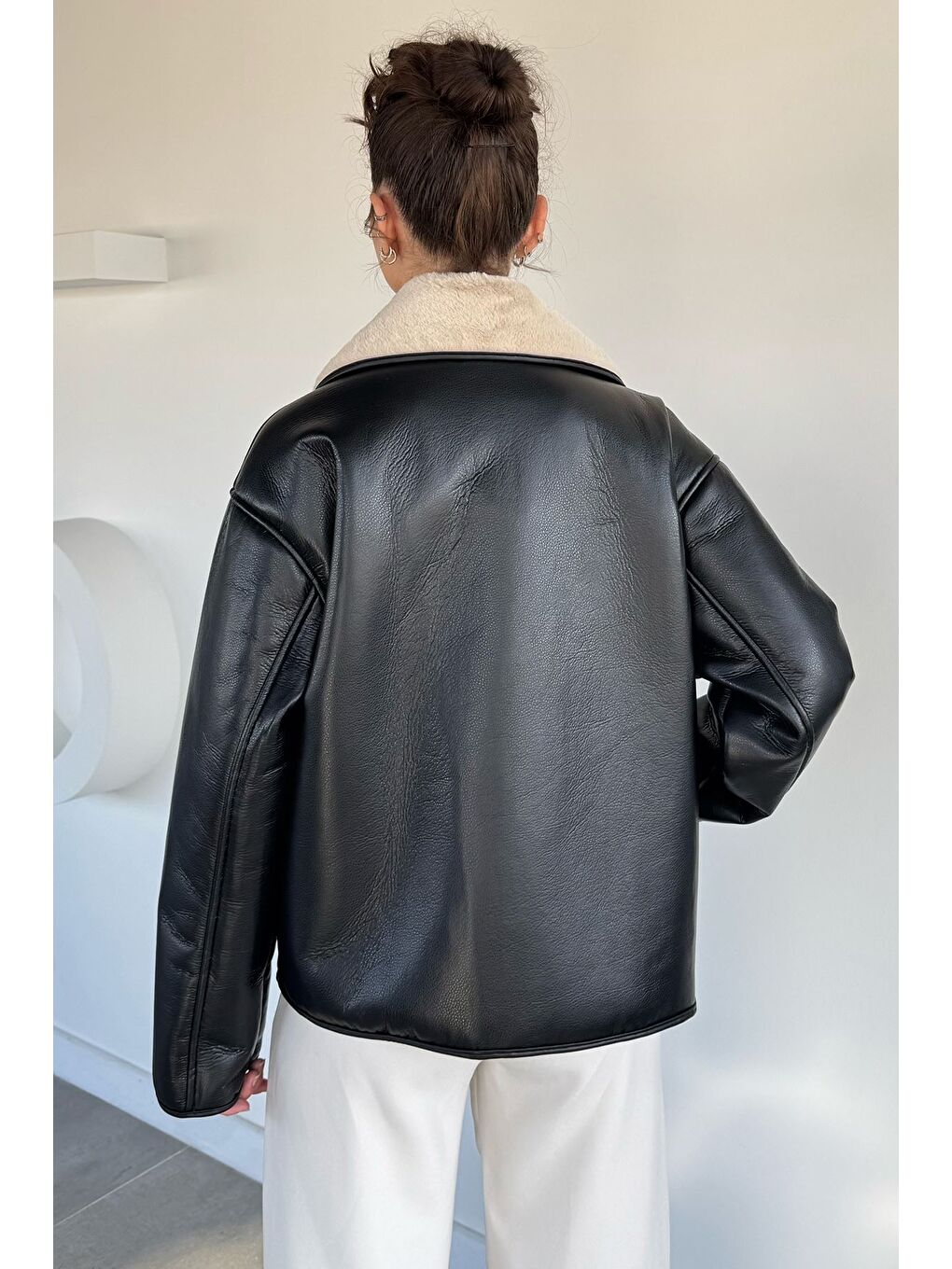 Siyah Kadın Kruvaze Yaka İçi Pelüşlü Mont-3