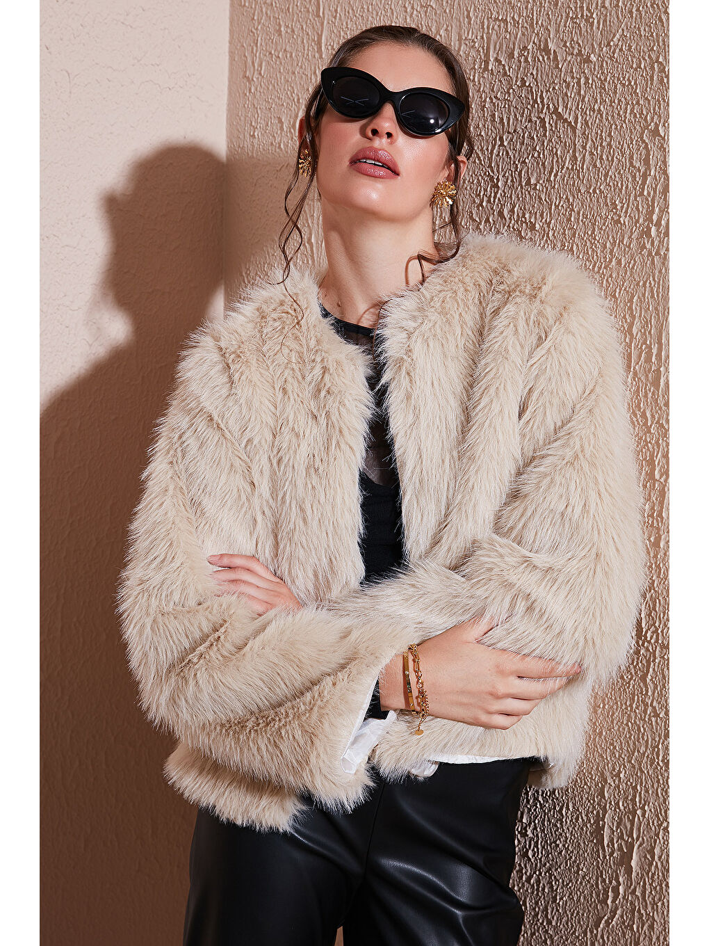 Ekru Oversize Fit Yuvarlak Yaka Astarlı Kısa Kürk 6810266-1