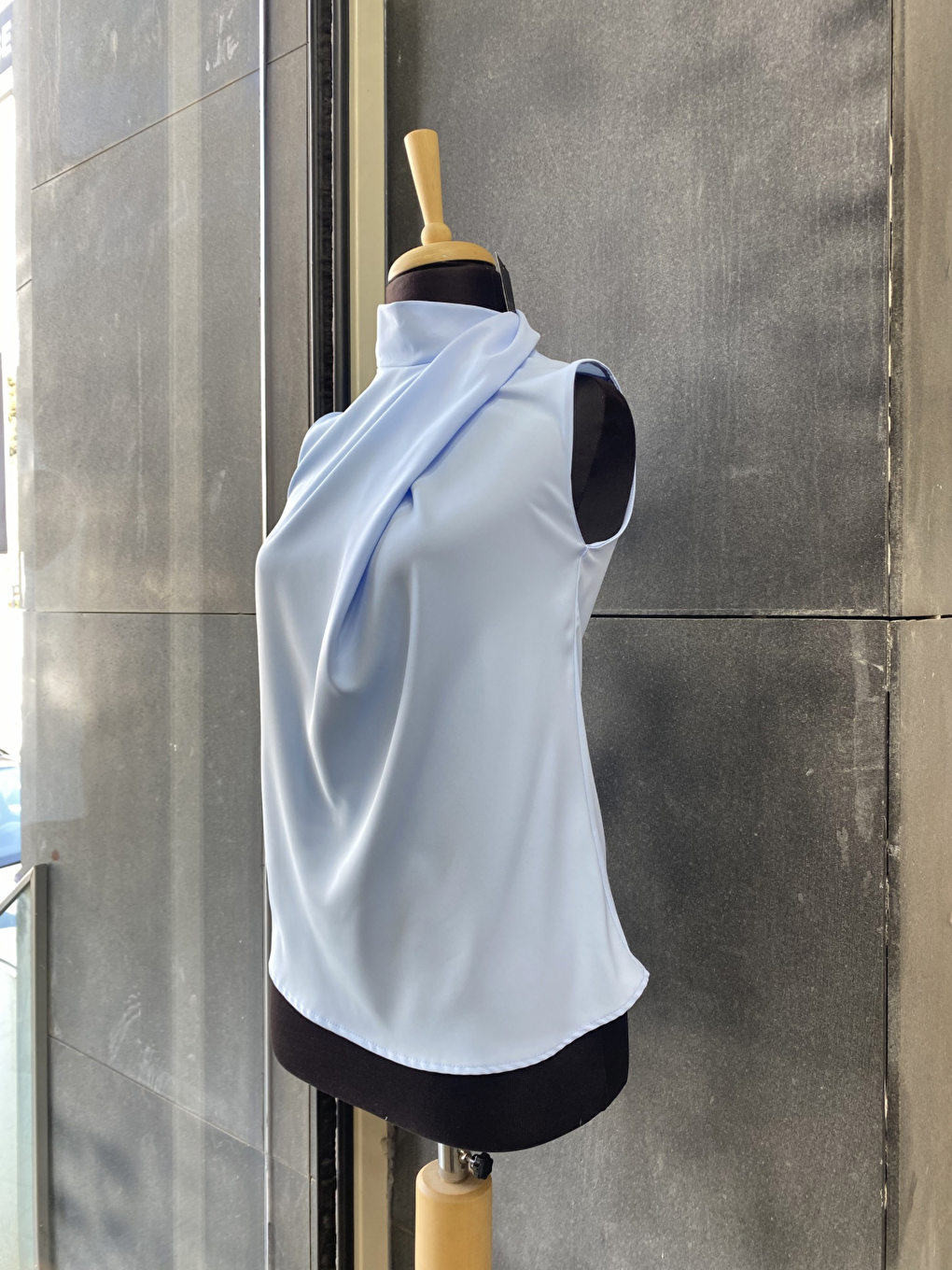 Mavi Boğazlı İç Göstermeyen Sıfır Kol Kadın Gömleği-2