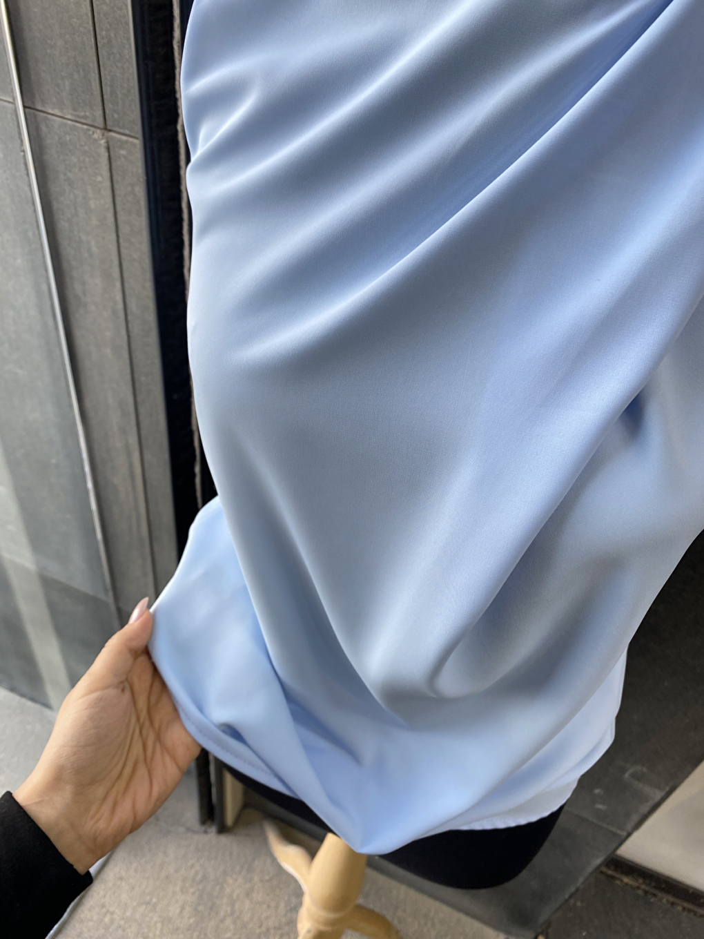 Mavi Boğazlı İç Göstermeyen Sıfır Kol Kadın Gömleği-3