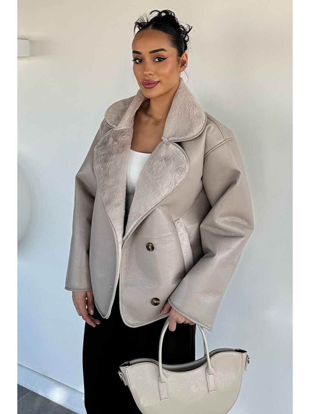 Bej Kadın Kruvaze Yaka İçi Pelüşlü Mont