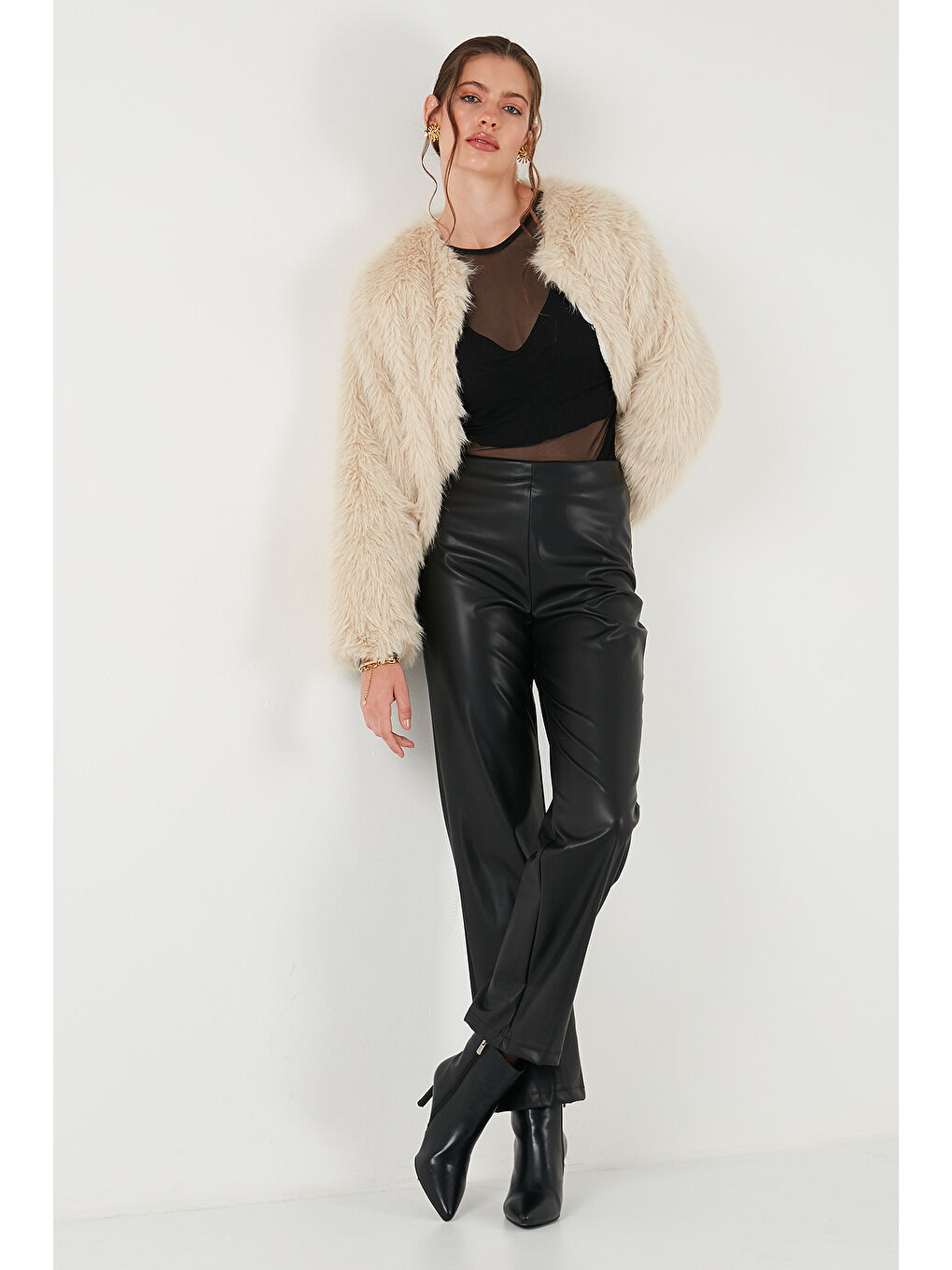 Ekru Oversize Fit Yuvarlak Yaka Astarlı Kısa Kürk 6810266-3