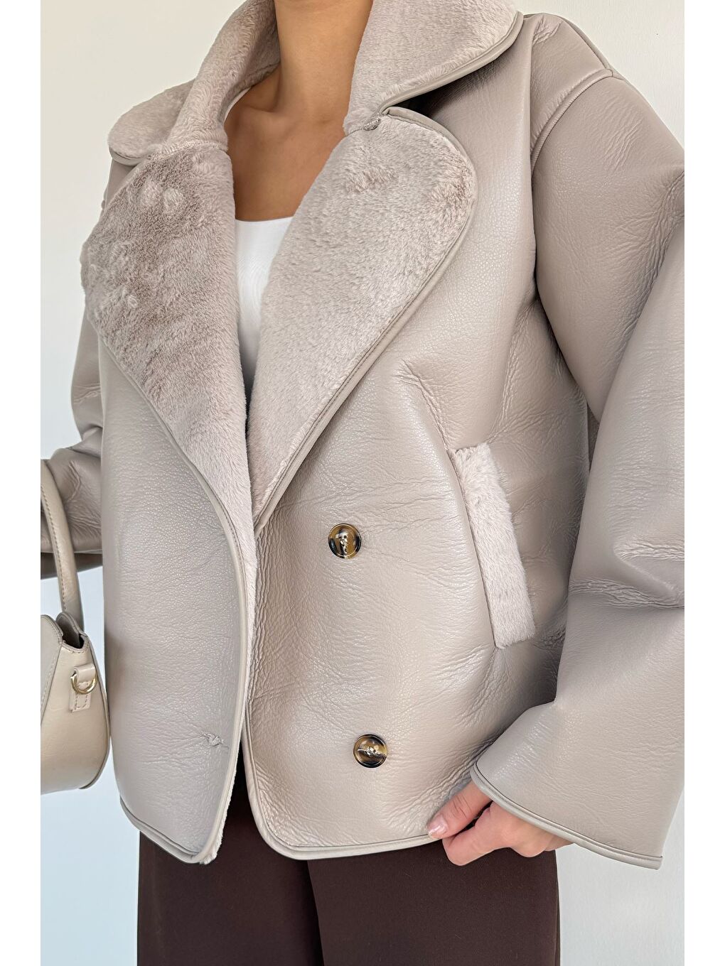 Bej Kadın Kruvaze Yaka İçi Pelüşlü Mont-1