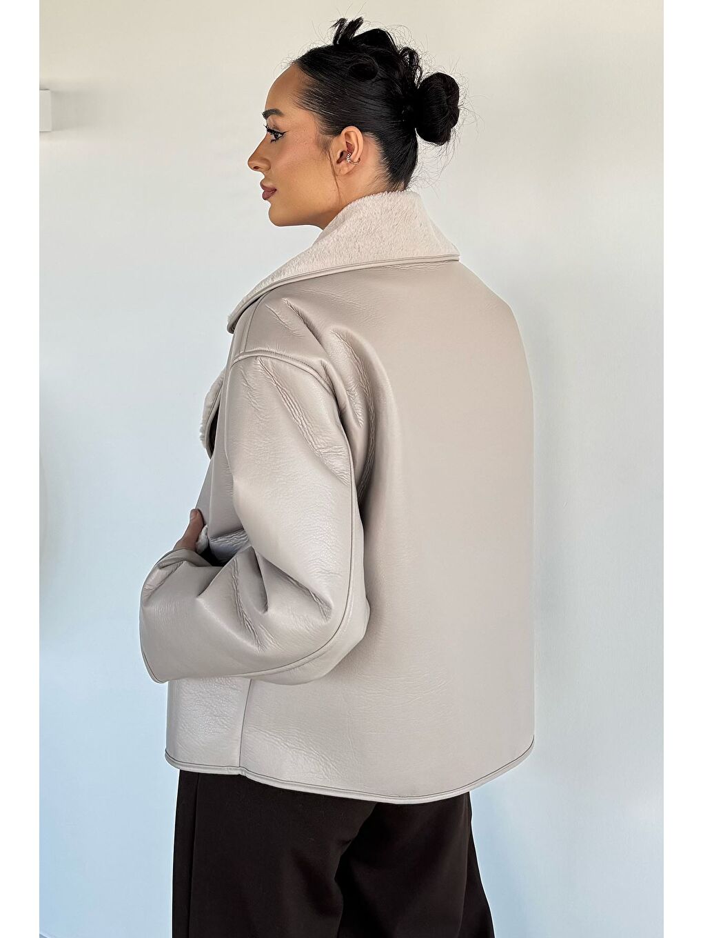 Bej Kadın Kruvaze Yaka İçi Pelüşlü Mont-3