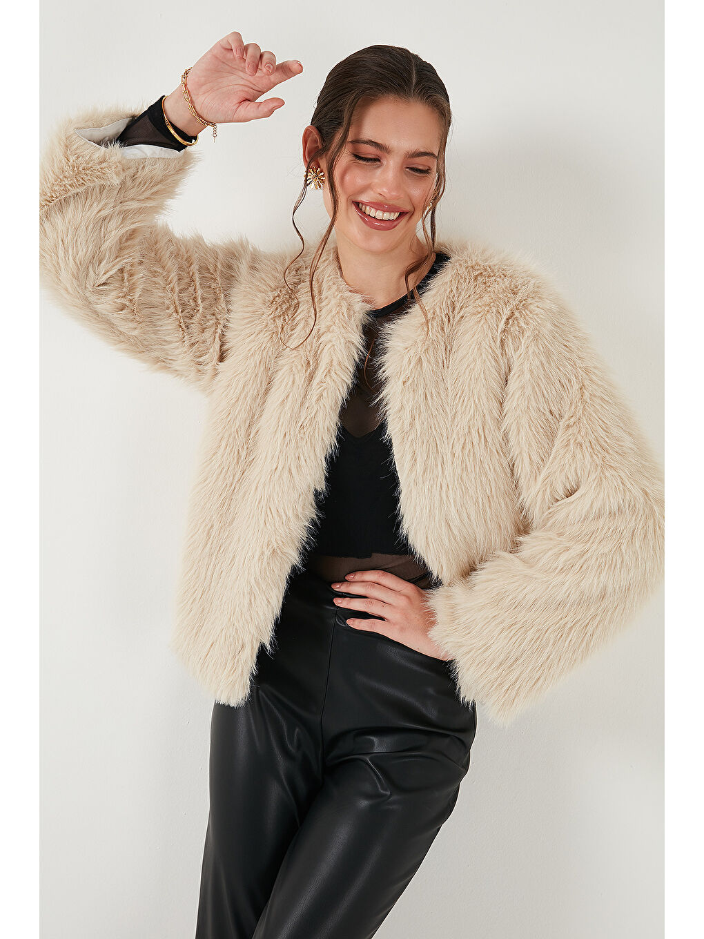 Ekru Oversize Fit Yuvarlak Yaka Astarlı Kısa Kürk 6810266-4