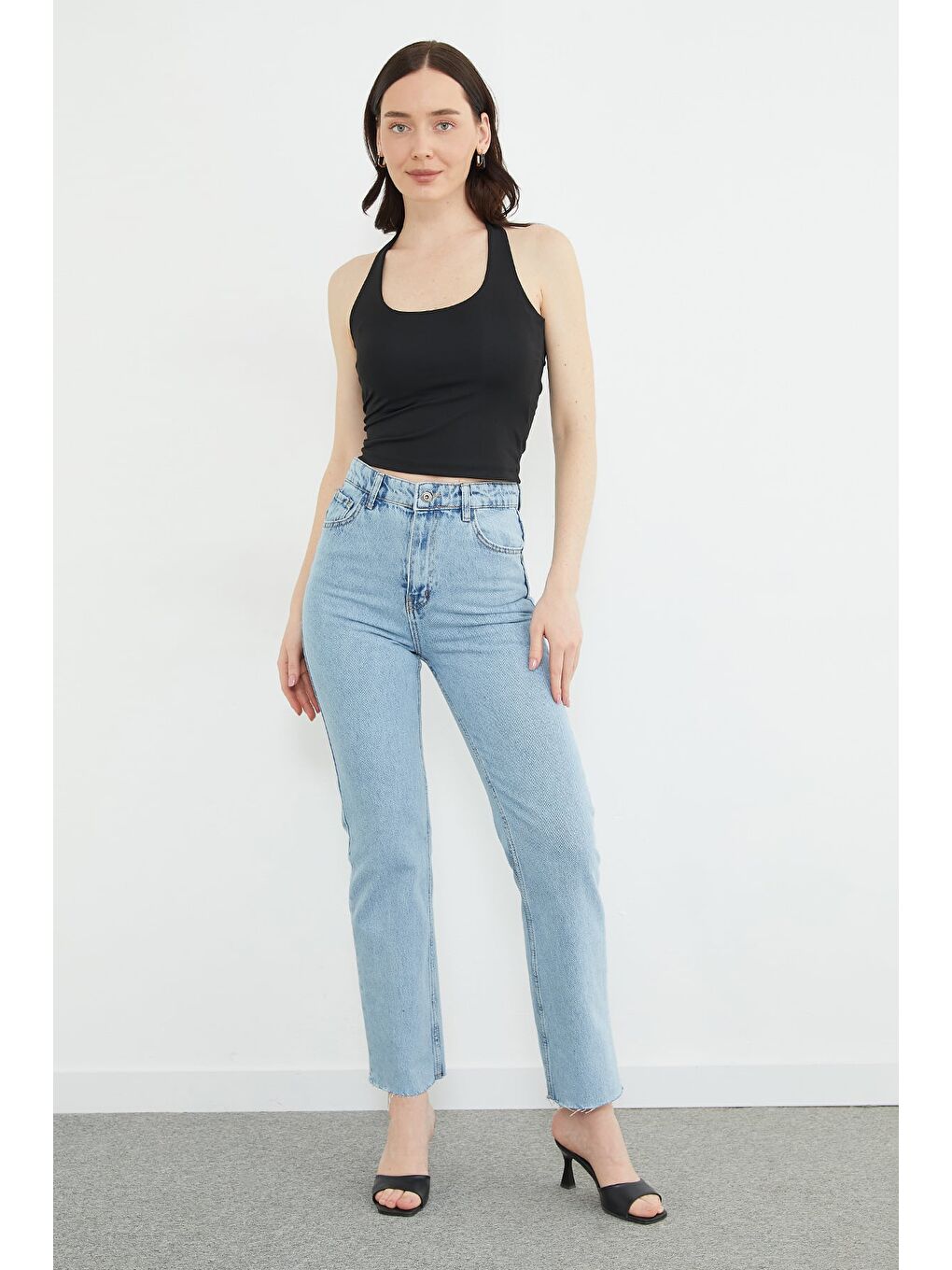 Siyah Boyundan Geçirmeli Bluz-4